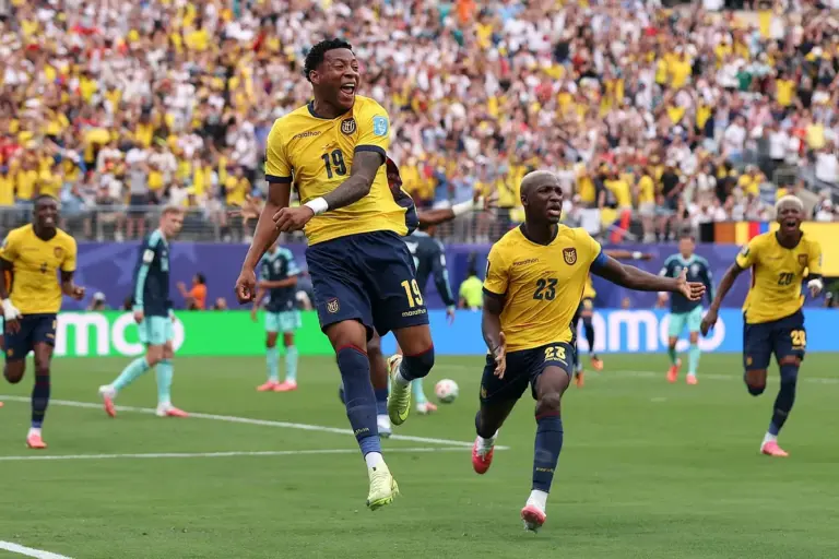 Polémica en el gol de Sané: "Levanta mucho la pierna pero es que es muy alto, no veo falta"