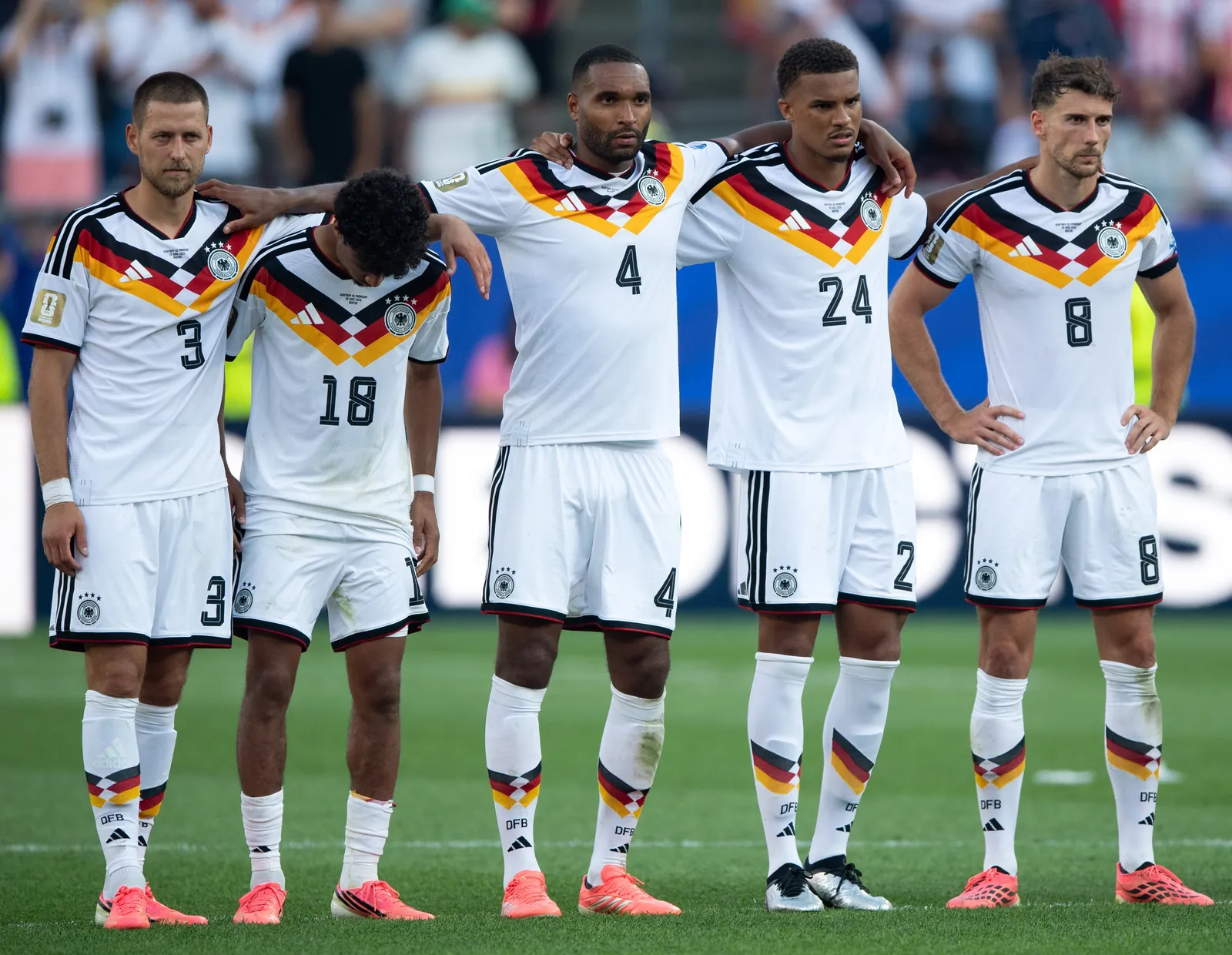 Los jugadores de Alemania se lamentan tras caer eliminados del Mundial frente a Paraguay