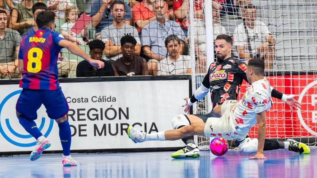 Adolfo busca el gol ante el luso Edu Sousa
