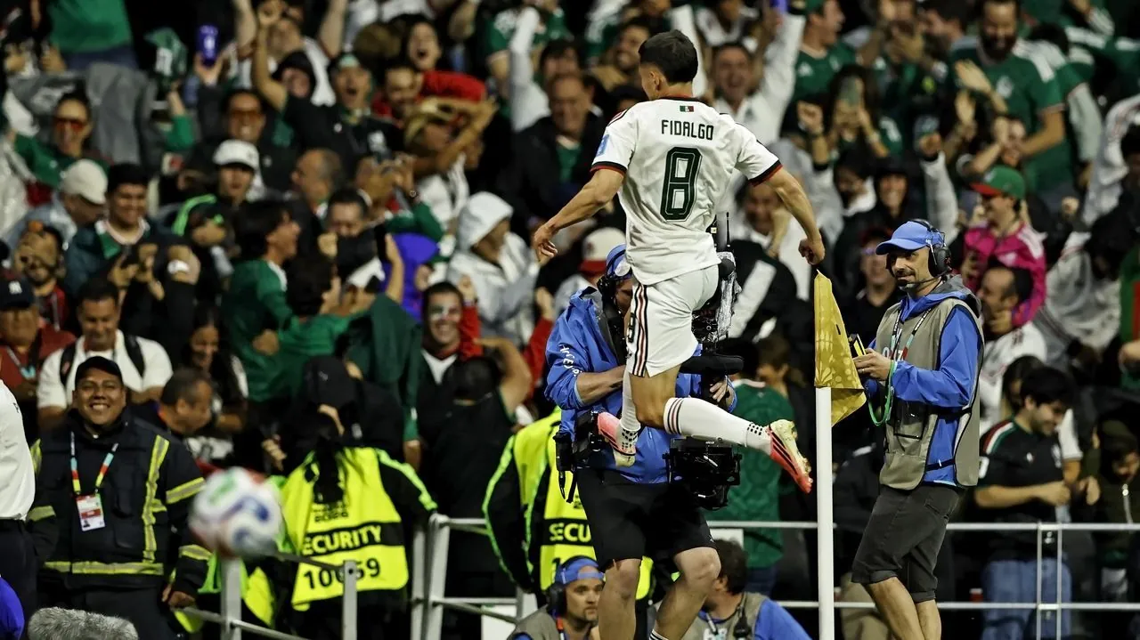 Álvaro Fidalgo celebra su gol con México ante la República Checa.