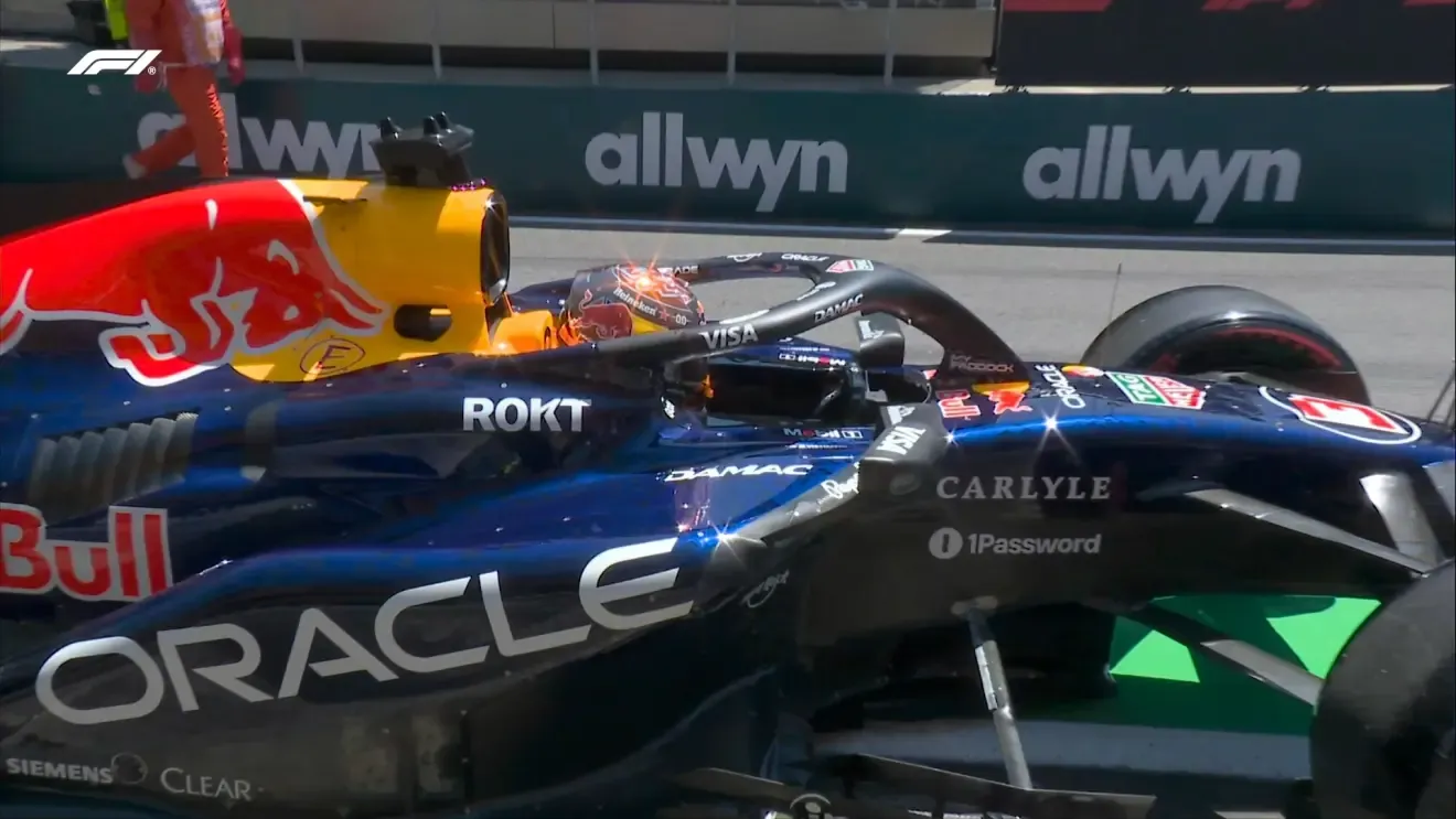 El Red Bull de Verstappen, parado.