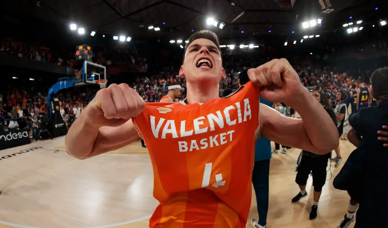 Jaime Pradilla celebra el título de la Liga Endesa.