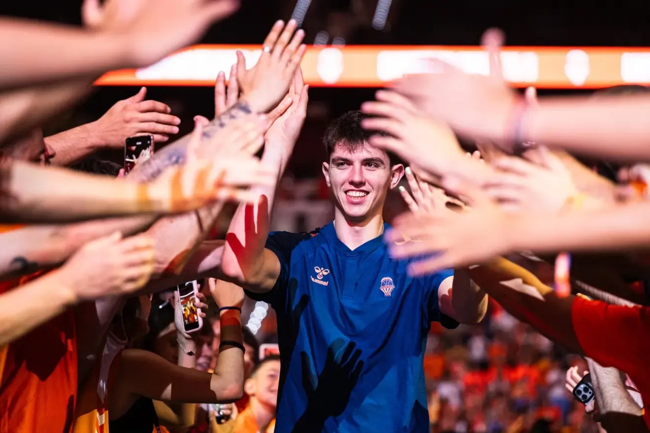 Sergio De Larrea, agasajado por los aficionados del Valencia Basket.