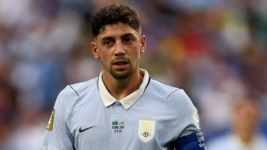 El capitán de Uruguay, Federico Valverde, con la camistea que luce las cuatro estrellas sobre el escudo