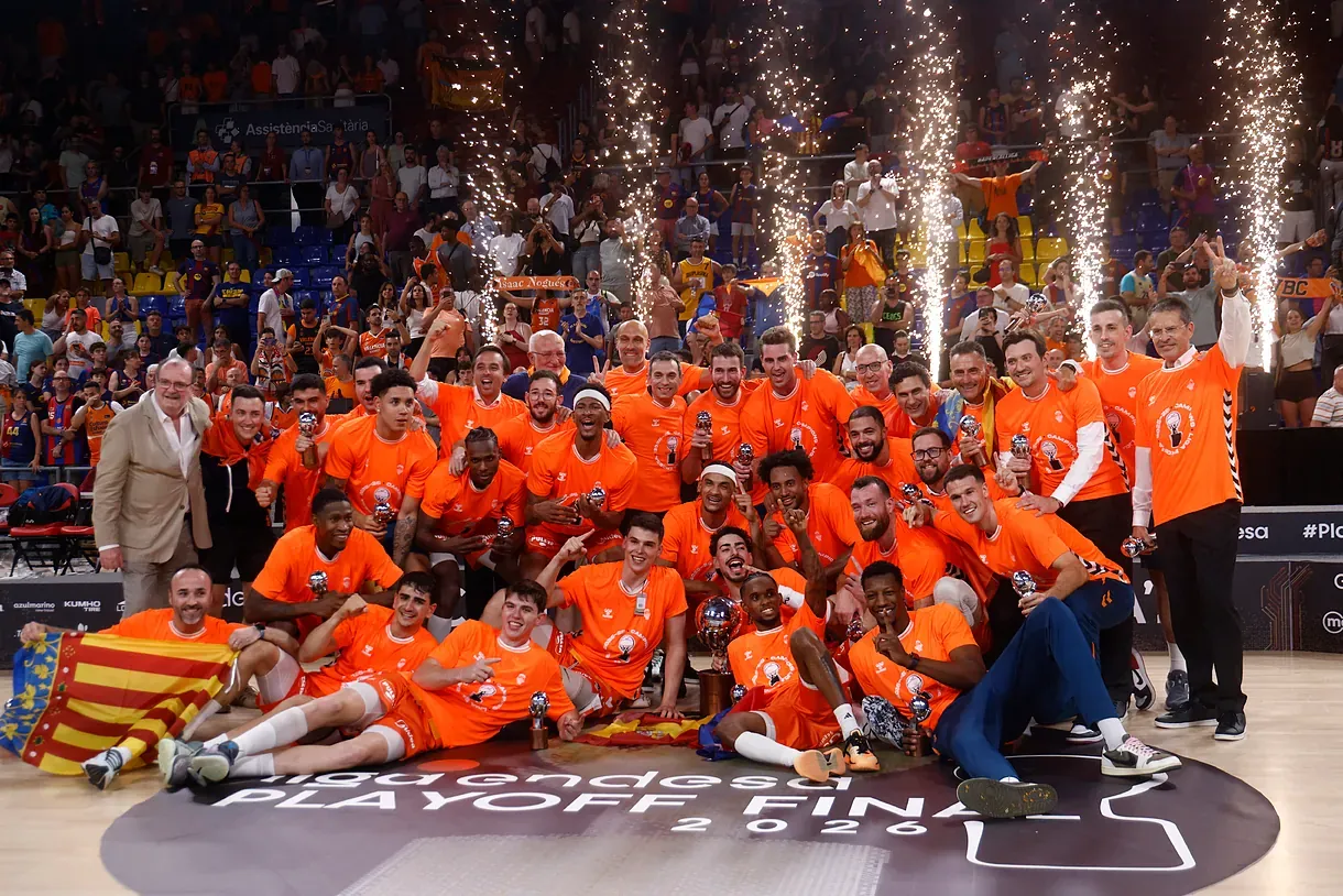 El Valencia, con el título de Liga en el Palau.