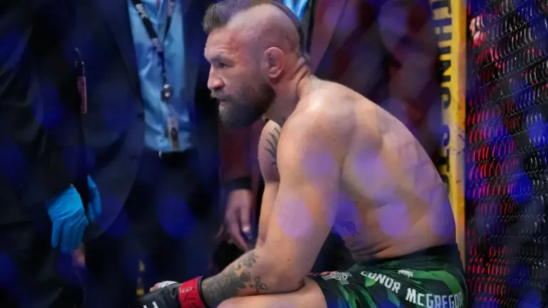 Una lesión en la rodilla derecha frustra el regreso de Conor McGregor, que pierde ante Max Holloway - El Mundo