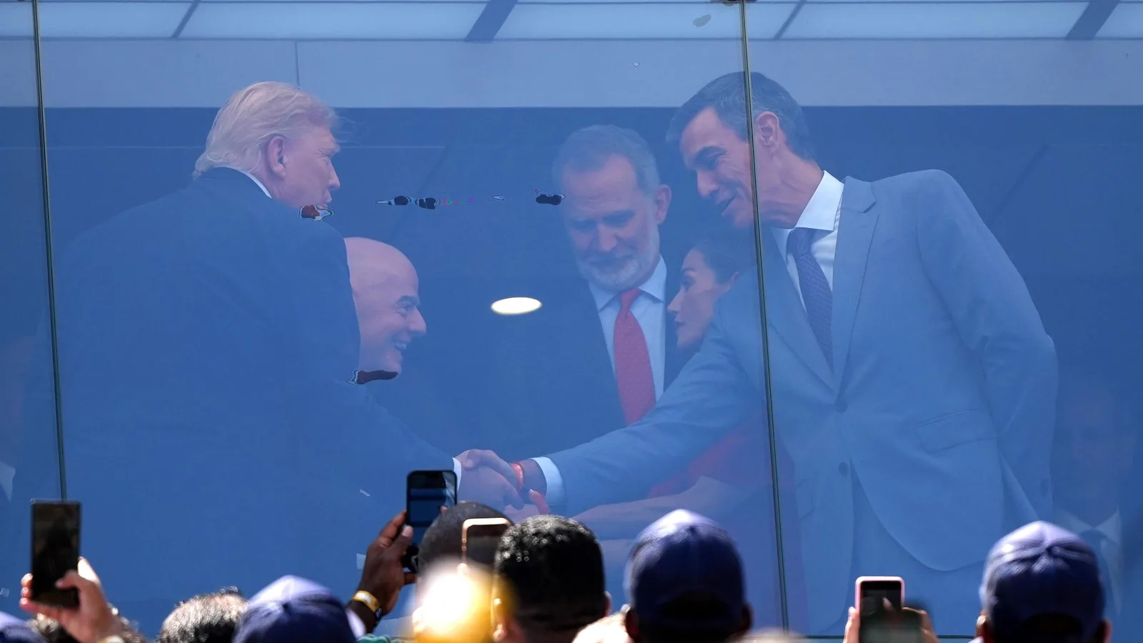 El palco de las pocas palabras: Trump y Sánchez aparcan temporalmente las diferencias durante la final del Mundial - EL PAÍS