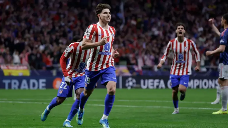 El siguiente paso de Julián Alvarez para dejar el Atlético y forzar su fichaje por el Barça es declararse en rebeldía - EL PAÍS
