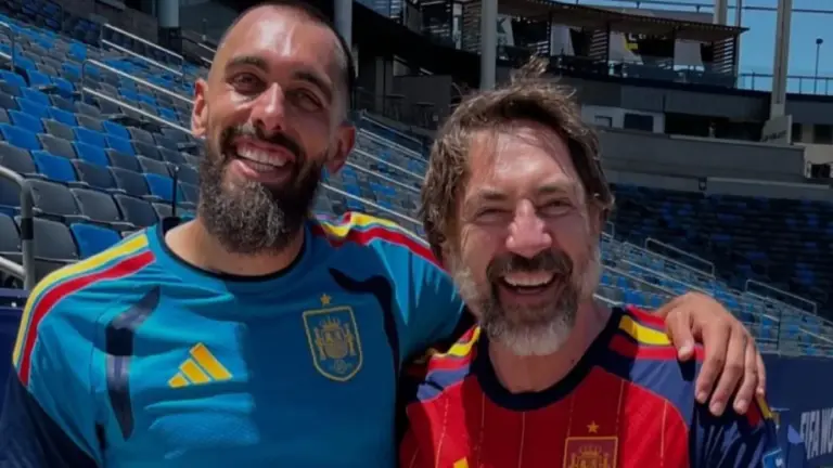 Fue cine total: lo de Borja Iglesias con Bardem y Penélope Cruz al final del partido tienen que verlo