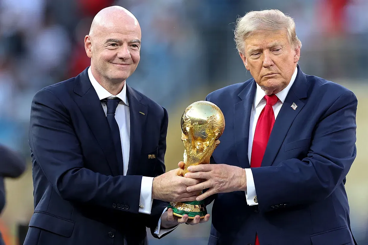 Infantino y Trump, con la Copa del Mundo, el domingo en Nueva York.