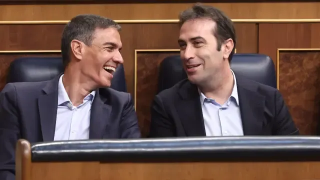 El presidente del Gobierno, Pedro Sánchez (i), y el vicepresidente primero y ministro de Economía, Comercio y Empresa, Carlos Cuerpo (d), durante una sesión plenaria en el Congreso de los Diputados, a 24 de junio de 2026, en Madrid (España). El presidente del Gobierno comparece en la Cámara Baja para informar sobre la situación política tras el avance de las investigaciones contra su esposa, el caso Leire y el expresidente Zapatero, además de la condena del Tribunal Supremo al exministro Ábalos, a su asesor, Koldo, y al empresario Víctor de Aldama. 24 JUNIO 2026 Eduardo Parra / Europa Press 24/06/2026