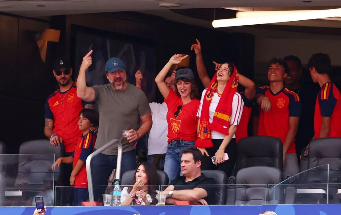 Javier Bardem, Penélope Cruz y Rosalía lo dieron todo en la grada.