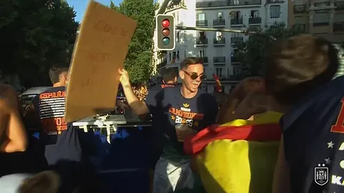 Durante las multitudinarias celebraciones de la selección española tras su reciente éxito internacional, se produjo una de las anécdotas más comentadas y virales en las redes sociales cuando un cartel fue lanzado desde la multitud directamente hacia el autobús descapotable del equipo. El mensaje del cartel, escrito con gran ingenio por un aficionado, rezaba: "La Velada del Año VI: Gavi vs Paredes", lo que provocó una reacción de sorpresa e inmediata hilaridad entre los futbolistas que se encontraban celebrando en la parte superior del vehículo.