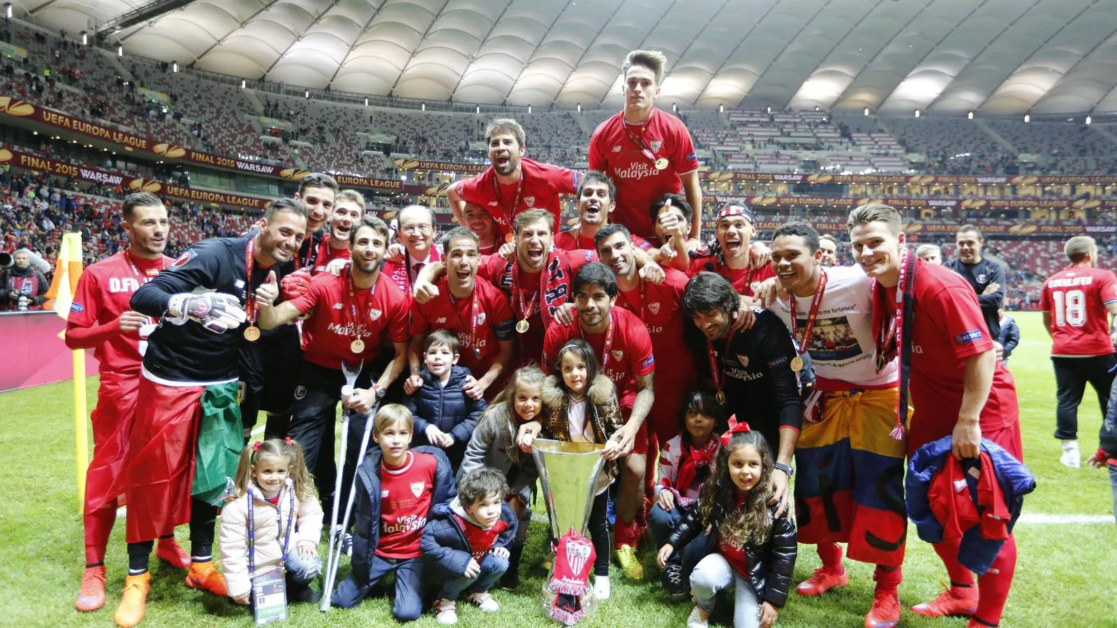 La plantilla del Sevilla celebra el triunfo en el Estadio Nacional de Varsovia.
