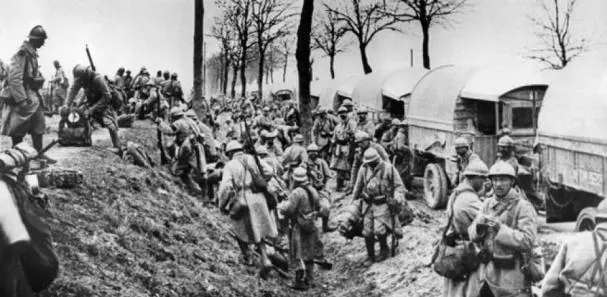 Soldados franceses descargan material en 1916, en el campo de batalla de Verdún, donde hubo una de las contiendas más sangrientas de la Primera Guerra Mundial