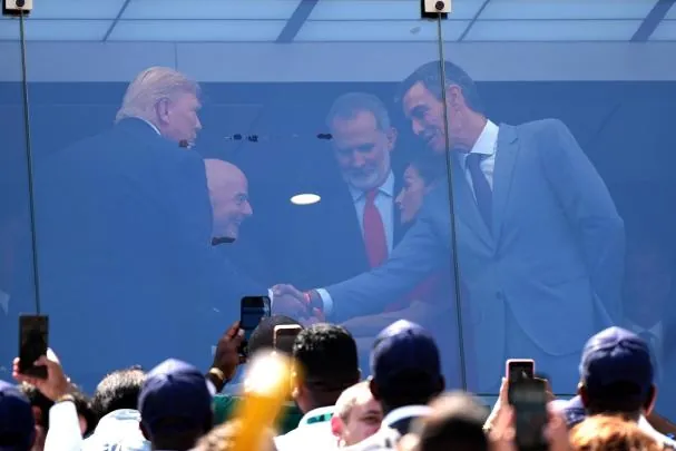El presidente de Estados Unidos, Donald Trump, saluda al presidente del Gobierno, Pedro Sánchez, en el partido de la final del Mundial de la FIFA 2026 entre España y Argentina en el estadio MetLife&nbsp;
