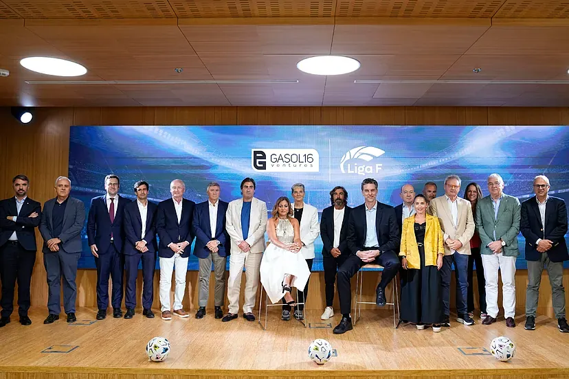 Pau Gasol, con los representantes de los clubes de la Liga F.