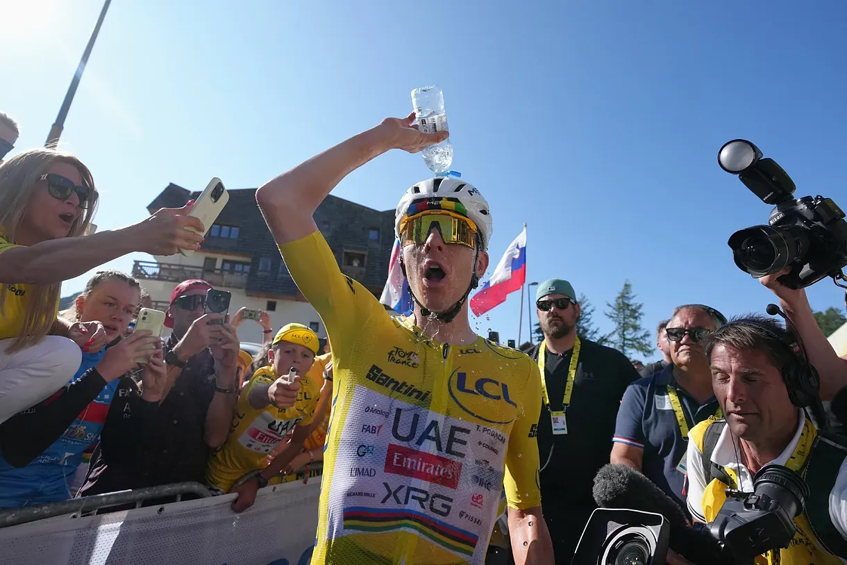 Pogacar se refresca tras su victoria en Alpe d'Huez.