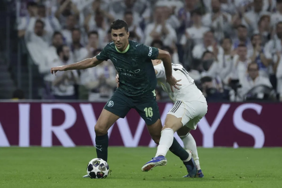 El centrocampista español del Manchester City, Rodri (i), se lleva el balón ante el delantero turco del Real Madrid, Arda Guler, durante el encuentro correspondiente a la ida de los octavos de final de la Liga de Campeones que Real Madrid y Manchester City del año pasado.