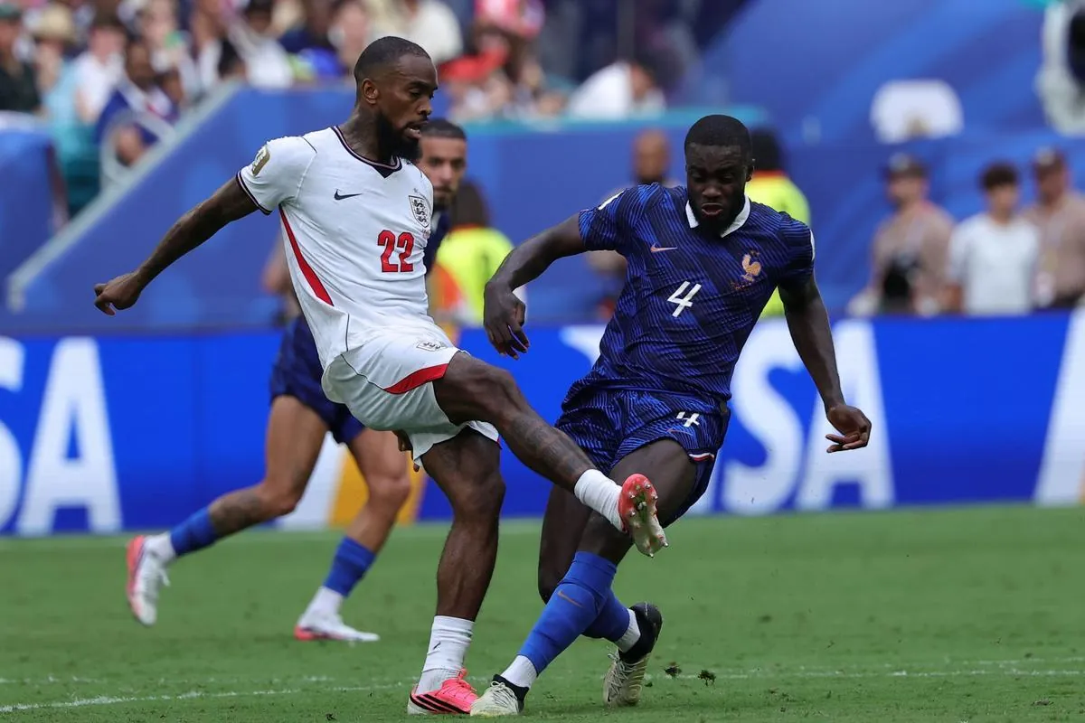 MIAMI (United States), 19/07/2026.- Ivan Toney of England (L) in action against Dayot Upamecano of France (R) during the FIFA World Cup 2026 3rd place playoff match France against England, in Miami, Florida, USA, 18 July 2026. (Francia) EFE/EPA/CRISTOBAL HERRERA-ULASHKEVICH